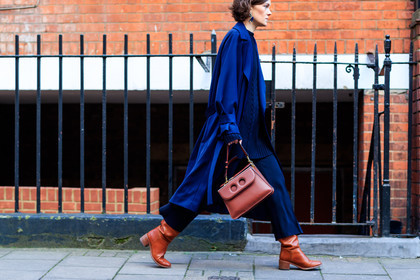atmosphere details, AUTUMN WINTER 2017-2018, AW 17-18, brown bag, brown boots, detail, FALL WINTER 2017-2018, fashion week, frenchystyle, FW, FW 17-18, high heels, horizontal, jo ellison, jonathan paciullo, jw anderson, leather bag, leather shoes, LFW, LONDON, navy coat, navy pants, navy sweater, street style, trousers