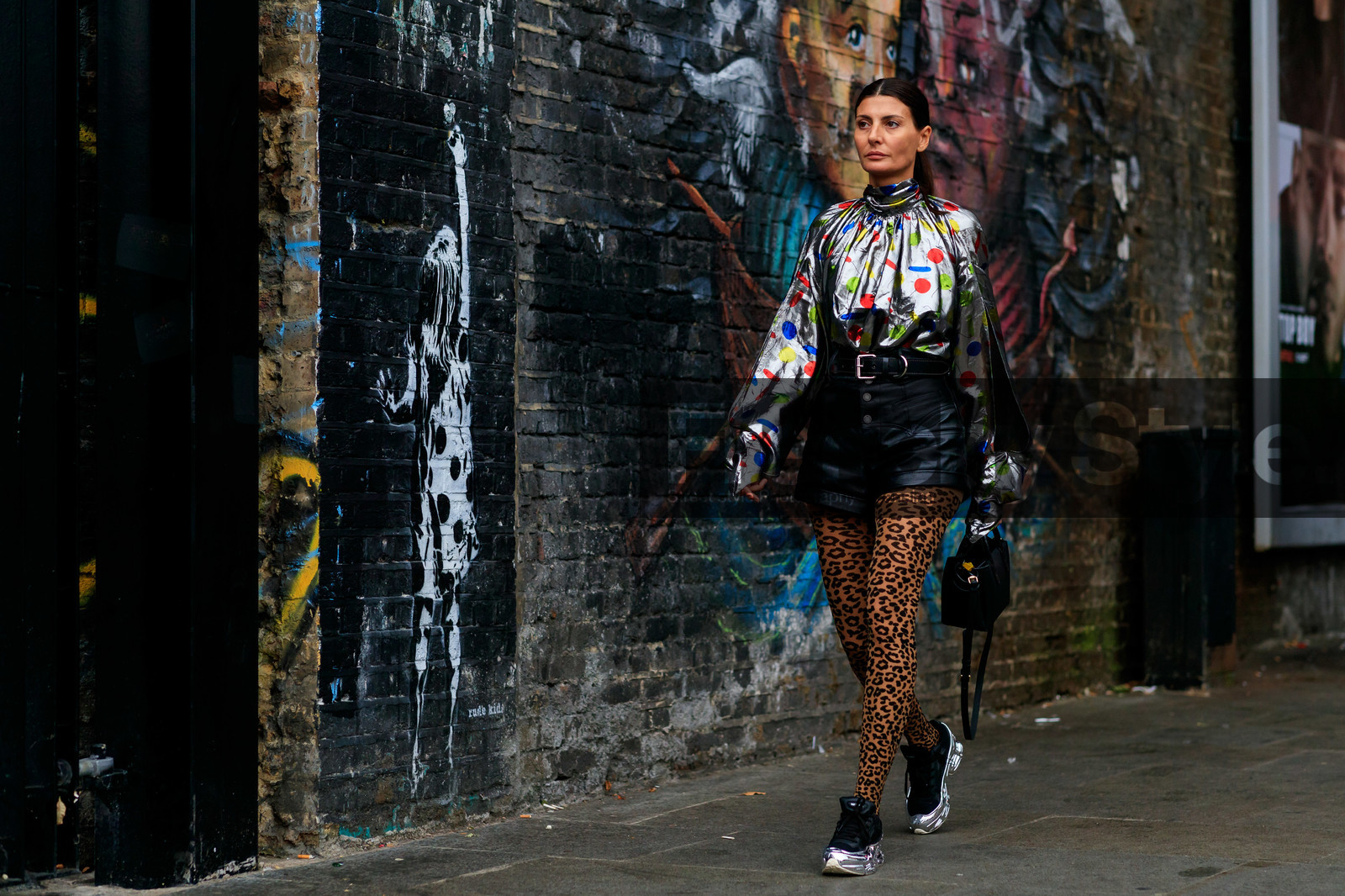 giovanna battaglia, lurex blouse, silver blouse, printed blouse, high collar blouse, long sleeves blouse, pleated blouse, drape blouse, black leather shorts, high waist shorts, black leather belt, black sunglasses, studs sunglasses, celine sunglasses, printed tights, orange tights, animal printed tights, raf simons sneakers, silvered sneakers, black sneackers, fashion week, frenchystyle, FW, jonathan paciullo, street style, atmosphere details, horizontal, full length