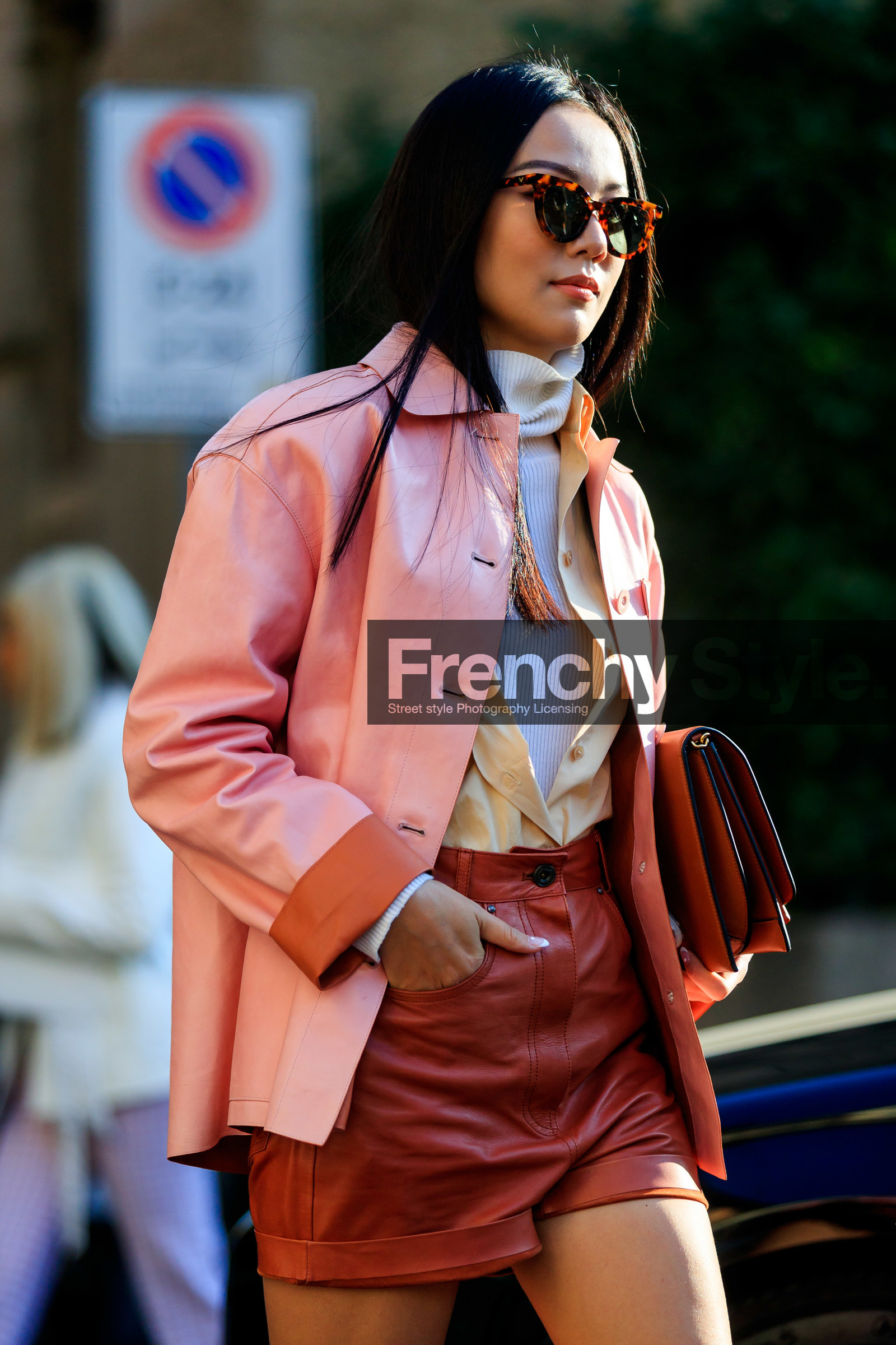 yoyo cao, light pink leather jacket, pink leather jacket, leather jacket, red leather shorts, camel leather shorts, mini shorts, light beige shirt, white pullover, turtleneck pullover, scale sunglasses, fashion week, frenchystyle, FW, jonathan paciullo, street style, MFW, MILAN, AUTUMN WINTER 2020-2021, FALL WINTER 2020-2021, FW 20-21, vertical, atmosphere details, detail