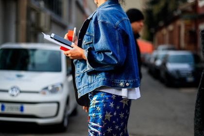 blue denim, blue skirt, denim jacket, glitter, graphic skirt, printed skirt, shiny skirt, stars, fashion week, frenchystyle, FW, jonathan paciullo, street style, MFW, MILAN, AUTUMN WINTER 2018-2019, FALL WINTER 2018-2019, FW 18-19, horizontal, atmosphere details