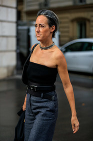 black top, strapless top, silvered necklace, big chocker, big chain necklace, dark grey pants, belted pants, checked pants, black leather belt, PARIS, PFW, SPRING SUMMER 2020, SS 20, fashion week, frenchystyle, FW, jonathan paciullo, street style, vertical, atmosphere details, detail