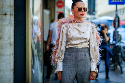 evangelie smyrniotaki, aviator sunglasses, metalic frame sunglasses, square shape glasses, light pink blouse, strassed blouse, feather details blouse, long sleeves blouse, silk blouse, satin blouse, pink feathers, high waist pants, grey pants, flare pants, checked pants, lurex pants, fashion week, frenchystyle, FW, jonathan paciullo, street style, MFW, MILAN, SPRING SUMMER 2020, SS 20