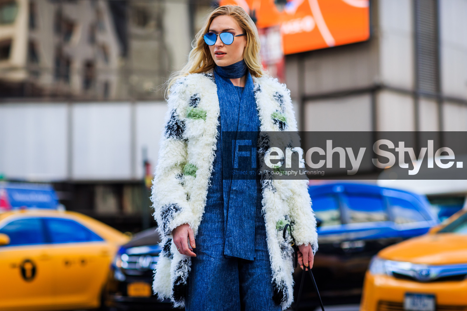 atmosphere details, AUTUMN WINTER 2016-2017, AW 16-17, blue denim, blue scarf, blue top, denim pants, denim top, detail, FALL WINTER 2016-2017, fashion week, frenchystyle, fur coat, FW, FW 16-17, horizontal, jeans, jonathan paciullo, louis vuitton, mirror effect, NEW YORK, NYFW, street style, sunglasses, trousers, white coat, white fur, wide pants, woman
