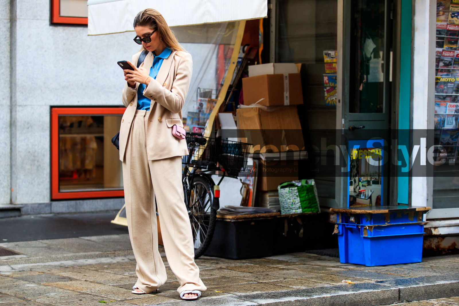 light beige jacket, light beige pants, light beige suits, blue polo shirt, crossbody bag, mini bag, light pink bag, fendi bag, oversize pants, celine sunglasses, scale sunglasses, butterfly sunglasses, street style, jonathan paciullo, FW, frenchystyle, fashion week, MFW, MILAN, SPRING SUMMER 2021, SS 21, horizontal, atmosphere details, full length