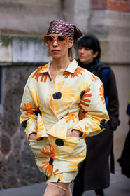 monogrammed scarf, dior scarf, burgundy scarf, hair scarf, yellow jacket, yellow dress, floral printed dress, floral printed jacket, button dress, button jacket, long sleeves dress, mini dress, jacket dress, big sunglasses, square shape glasses, scale sunglasses, fashion week, frenchystyle, FW, jonathan paciullo, street style, PFW, PARIS, vertical, atmosphere details, detail