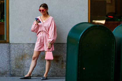 ballerinas, black shoes, iphone, leather bag, leather shoes, necklace, pink bag, pink shirt, pink shorts, shiny shoes, silver shoes, sunglasses, fashion week, frenchystyle, FW, jonathan paciullo, street style, NEW YORK, NYFW, SPRING SUMMER 2020, SS 20, horizontal, atmosphere details, full length