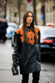 black leather jacket, dual toned jacker, loop earrings, black handbag, longhair, alice & j.s, alice barbier, fashion week, frenchystyle, FW, jonathan paciullo, street style, AUTUMN WINTER 2022-2023, FALL WINTER 2022_2023, FW 22-23, PFW, PARIS, vertical, detail