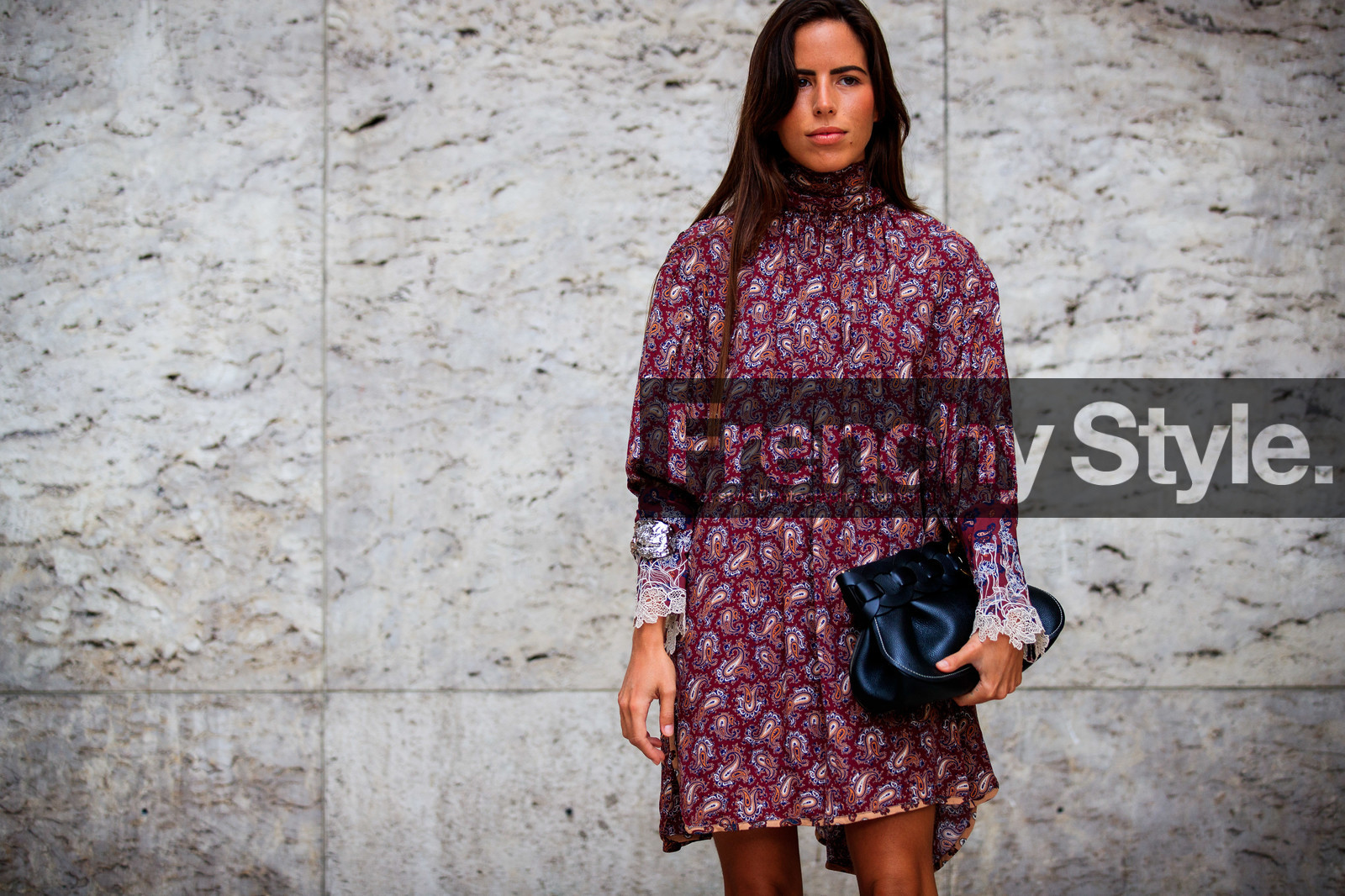 nina urgell cloquell, chloe bag, chloe dress, chloe look, cachemere printed dress, burgundy dress, high collar dress, long sleeves dress, lace dress, lace sleeves, black leather clutch, fashion week, frenchystyle, FW, jonathan paciullo, street style, PFW, PARIS, SPRING SUMMER 2021, SS 21, horizontal, atmosphere details, detail