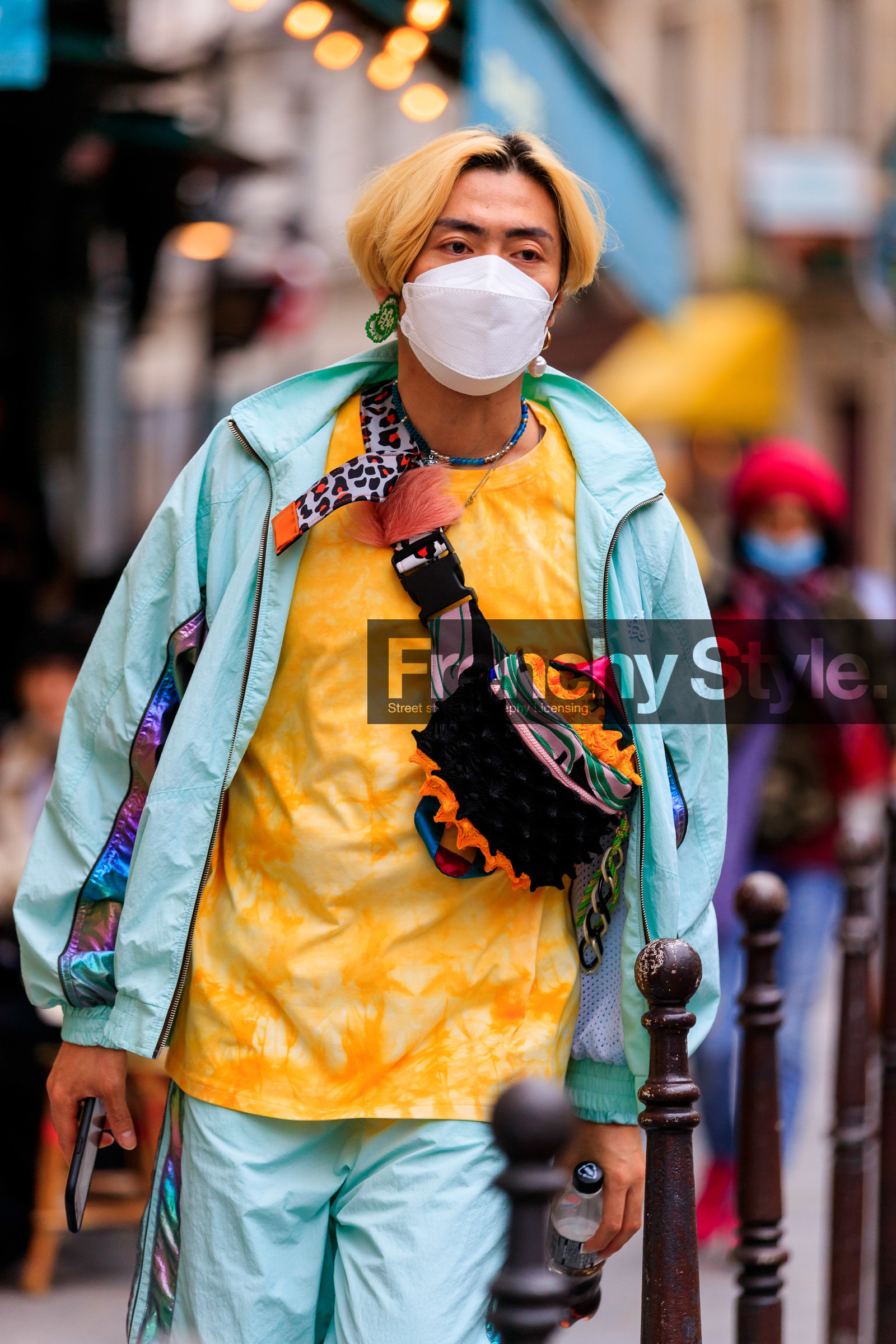 light blue jacket, light blue pants, light blue jogging pants, sportswear jacket, sportswear, yellow t-shirt, tie and dye t-shirt, crossbody bag, waist bag, rainbow pants, rainbow jacket, metalic jacket, metalic pants, sparkling jacket, sparkling pants, multicolor bag, multicolor waist bag, fashion week, frenchystyle, FW, jonathan paciullo, street style, PFW, PARIS, SPRING SUMMER 2022, SS 22, vertical, atmosphere details, detail