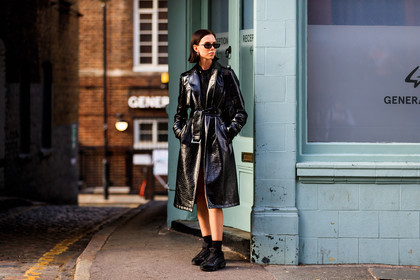 black coat, black shirt, black shoes, black sneakers, black socks, leather coat, leather shoes, sunglasses, tone on tone, total look black, trench coat, fashion week, frenchystyle, FW, jonathan paciullo, street style, LFW, LONDON, SPRING SUMMER 2019, SS 19, atmosphere details, horizontal, full length