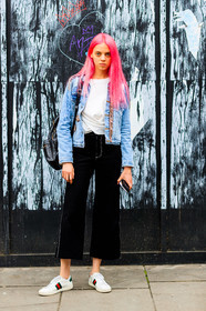 backpack, black bag, black pants, dyed hair, gucci, leather bag, leather shoes, model, pink hair, trousers, white sneakers, white t shirt, fashion week, frenchystyle, FW, jonathan paciullo, street style, LFW, LONDON, SPRING SUMMER 2019, SS 19, vertical, full length