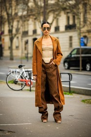 big sunglasses, beige corset, corset top, camel trench, denim trench coat, stud earrings, brown trousers, baggy pants, transparent shoes, earthy colors, alexandra guerain, fashion week, frenchystyle, FW, jonathan paciullo, street style, AUTUMN WINTER 2022-2023, FALL WINTER 2022_2023, FW 22-23, PFW, PARIS, vertical, full length
