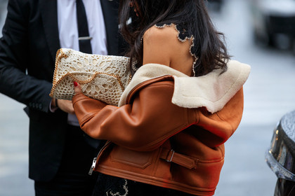 camel leather bombers, camel suede bombers, fur bombers, white bag, knit bag, half shoulder jacket, back details, bag detail, fashion week, frenchystyle, FW, jonathan paciullo, street style, PFW, PARIS, horizontal, atmosphere details, detail