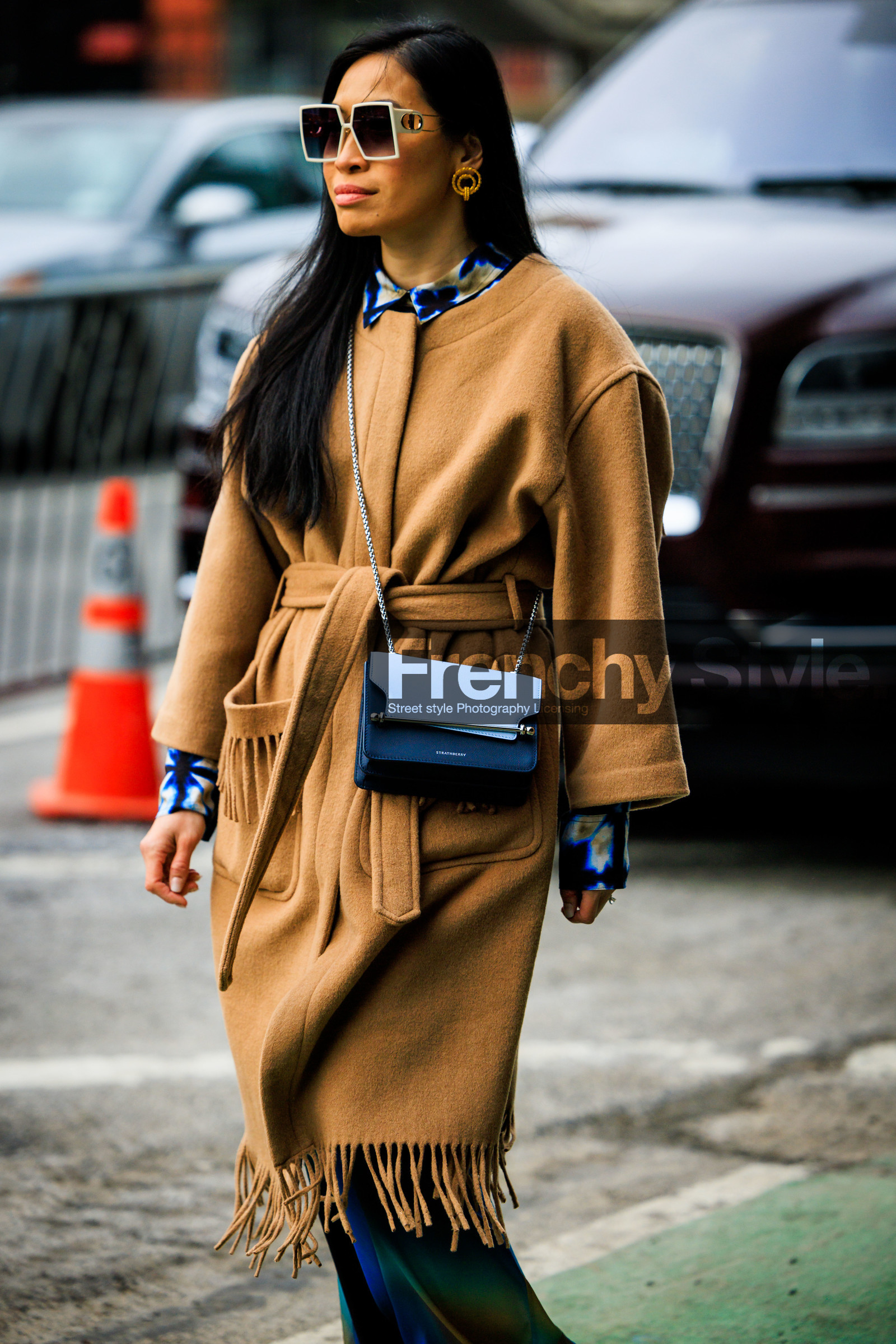 70s glasses, 70 sunglasses, 70S look, flared pants, flares coat, camel trench, classic trench, crossbody bag, white sunglasses, leather crossbody bag, big creole, golden earring, black crossbody, multicolor shirt, Miki Cheung, street style, jonathan paciullo, FW, frenchystyle, fashion week, NYFW, NEW YORK, AUTUMN WINTER 2022-2023, FALL WINTER 2022_2023, FW 22-23, vertical, atmosphere details