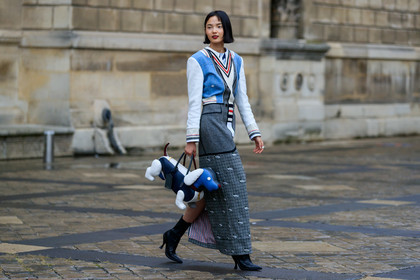 model, thom browne bag, thom browne boots, thom browne jacket, thom browne look, thom browne dress, jacket dress, long dress, loose jacket, long coat, white jacket, grey coat, checked coat, embroidered coat, animal print coat, denim jacket, split dress, white leather jacket, white leather bag, navy blue leather bag, hand bag, animal shape bag, PARIS, PFW, SPRING SUMMER 2020, SS 20, fashion week, frenchystyle, FW, jonathan paciullo, street style, horizontal, atmosphere details, full length