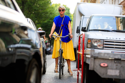 atmosphere details, blue shirt, elisa nalin, fashion week, frenchystyle, full length, FW, horizontal, jonathan paciullo, leather bag, leather shoes, MENSWEAR, PARIS, PFW, printed bag, SPRING SUMMER 2018, SS 18, street style, sunglasses, yellow bag, yellow sandals, yellow skirt