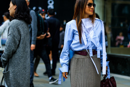 blue shirt, bordeaux, burgundy, graphic skirt, grey skirt, houndstooth pattern, leather bag, pleated skirt, printed skirt, red belt, sunglasses, red bag, fashion week, frenchystyle, FW, jonathan paciullo, street style, LFW, LONDON, SPRING SUMMER 2019, SS 19, atmosphere details, horizontal, detail