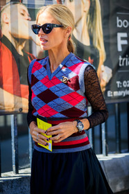 chanel sunglasses, black sunglasses, butterfly sunglasses, multi earrings, mini hoop earrings, chanel pin, jacquard pull, sleeveless pull, light blue pull, red pull, lace top, black lace top, black watch, man style watch, black skirt, multi rings, silvered ring, golden rings, black nails, nails details, fashion week, frenchystyle, FW, jonathan paciullo, street style, vertical, detail, atmosphere details