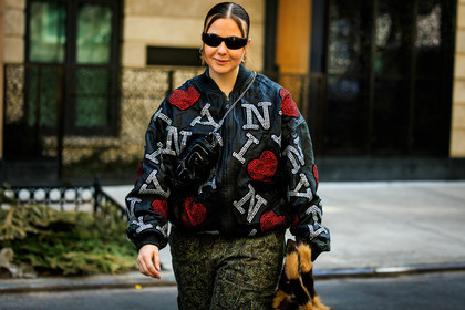 kaki pants, leather bomber jacket, black bomber jacket, furry handbag, brown handbag, ny jacket, black sunglasses, cargo pants, black fannypack, leather fannypack, street style, jonathan paciullo, FW, frenchystyle, fashion week, NYFW, NEW YORK, AUTUMN WINTER 2022-2023, FALL WINTER 2022_2023, FW 22-23, atmosphere details, horizontal