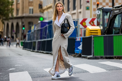 bag, black sunglasses, crossbody bag, dress, earrings, fluffly bag, gold bracelet, gold earrings, Julie Sergent Ferreri, khaki dress, longchamp bag, ring, strap, sunglasses, watch, fashion week, frenchystyle, FW, jonathan paciullo, street style, PFW, PARIS, SPRING SUMMER 2022, SS 22, horizontal, atmosphere details, full length