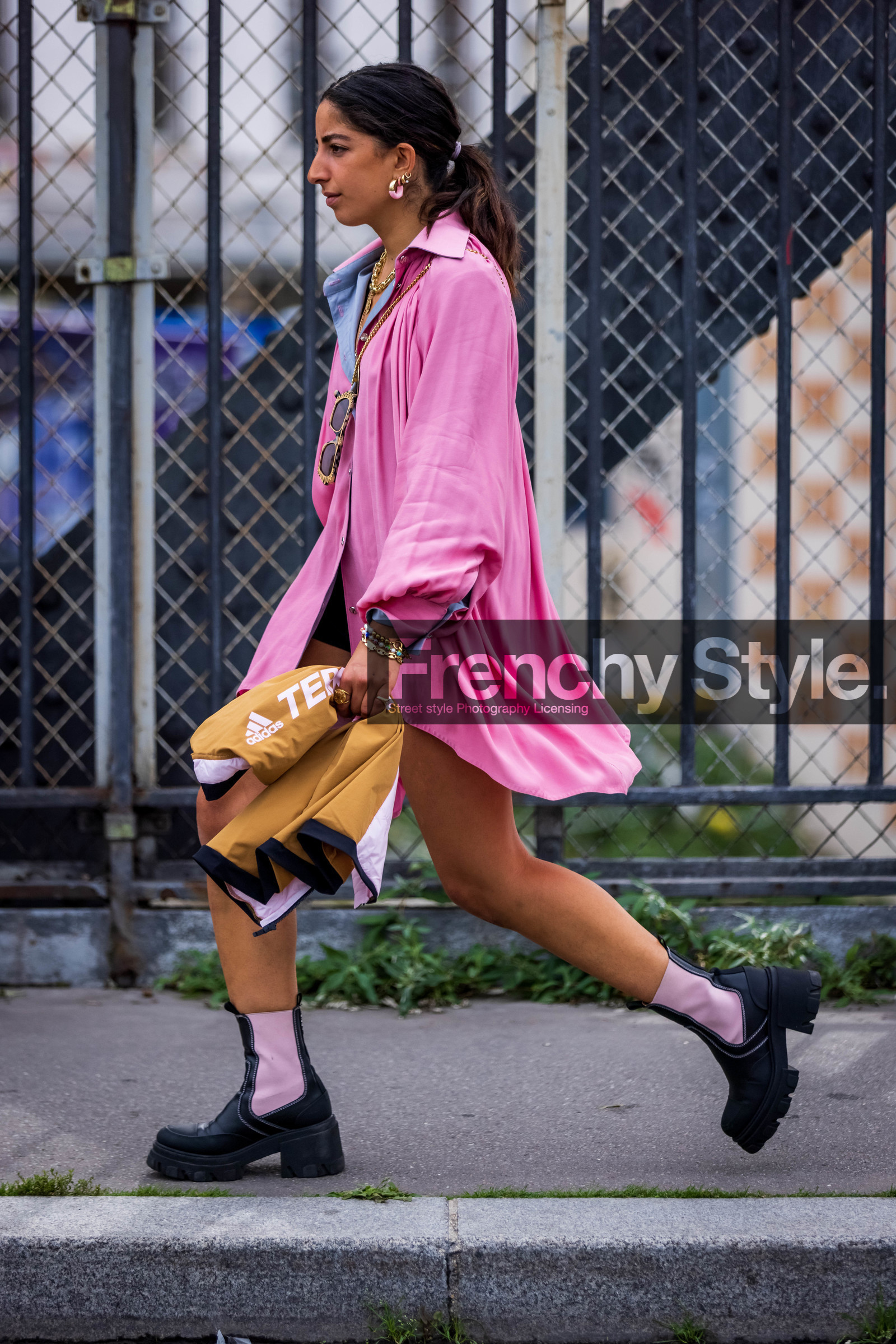 bag, bicolor boots, black boots, boots, bracelet, color, gold bag, gold earrings, gold necklace, leather boots, necklace, pink shirt, Selma Kaci, shirt, fashion week, frenchystyle, FW, jonathan paciullo, street style, PFW, PARIS, SPRING SUMMER 2022, SS 22, vertical, full length