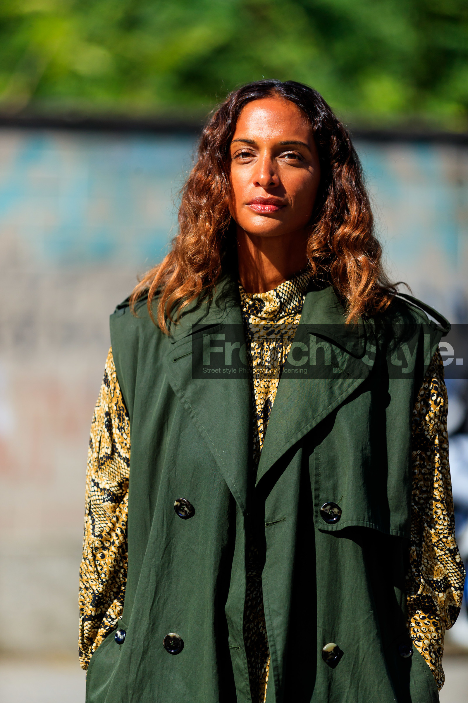 kaki trench coat, sleeveless trench coat, yellow blouse, animal skin printed blouse, high collar blouse, snake printed blouse, street style, jonathan paciullo, FW, frenchystyle, fashion week, MFW, MILAN, SPRING SUMMER 2021, SS 21, vertical, detail