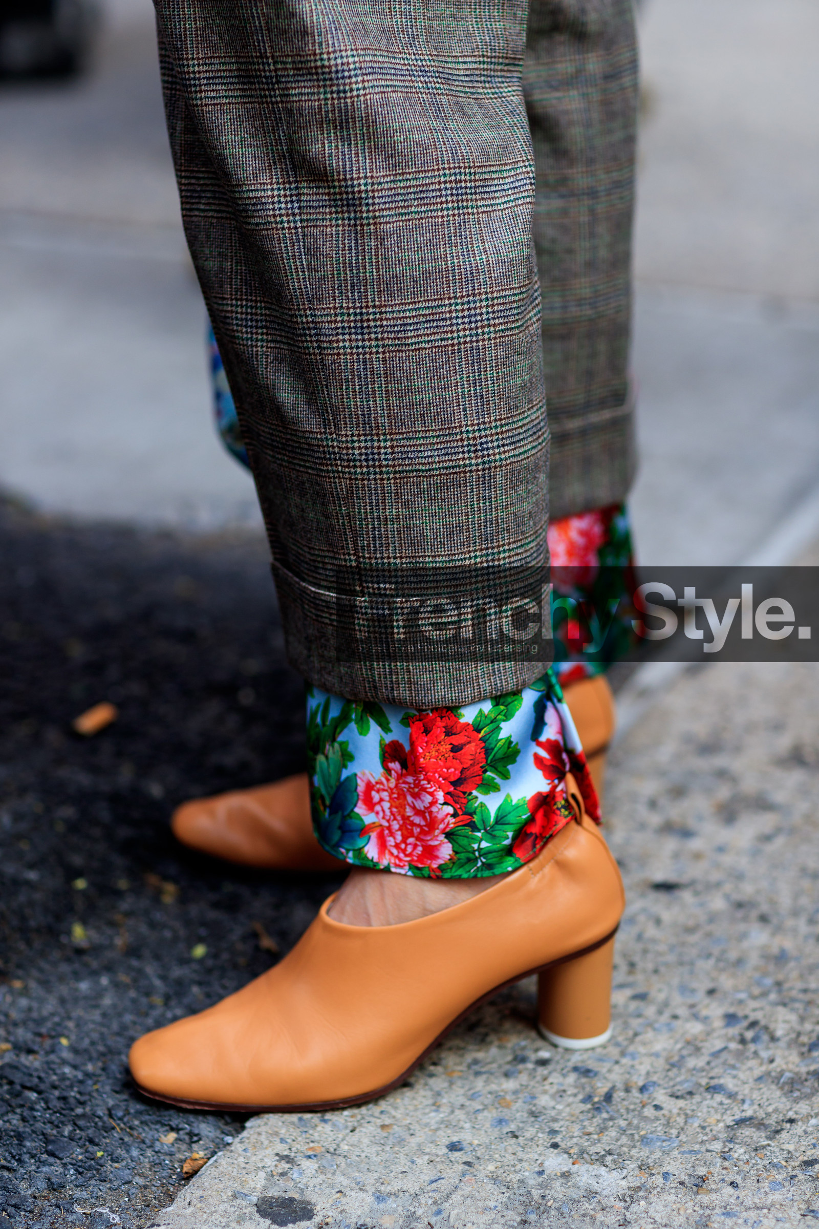 atmosphere details, balenciaga, beige shoes, detail, fashion week, floral, flower, frenchystyle, FW, grey pants, high heels, jonathan paciullo, leather shoes, NEW YORK, NYFW, rachael wang, SPRING SUMMER 2018, SS 18, street style, trousers, vertical