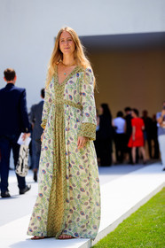 floral, graphic dress, green dress, necklace, printed dress, fashion week, frenchystyle, FW, jonathan paciullo, street style, PFW, PARIS, vertical, full length, AUTUMN WINTER 2018-2019, FALL WINTER 2018-2019, FW 18-19, jennifer neyt