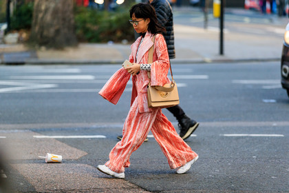 beige bag, fendi, leather bag, leather shoes, marine serre, pink jacket, pink pants, pink suit, sunglasses, trousers, velvet, white sneakers, street style, jonathan paciullo, FW, frenchystyle, fashion week, LFW, LONDON, AUTUMN WINTER 2019-2020, AW 19-20, FW 19-20, FALL WINTER 2019-2020, horizontal, atmosphere details, full length