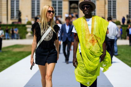 black shorts, black top, brown hat, embroideries, ruffles, sunglasses, white t shirt, yellow tunic, fashion week, frenchystyle, FW, jonathan paciullo, street style, PFW, PARIS, horizontal, atmosphere details, detail, AUTUMN WINTER 2018-2019, FALL WINTER 2018-2019, FW 18-19