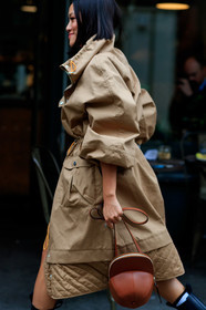 j w anderson bag, beige coat, beige trench coat, oversize trench coat, oversize coat, oversize parka, quilted coat, brown leather bag, fashion week, frenchystyle, FW, jonathan paciullo, street style, vertical, detail, atmosphere details