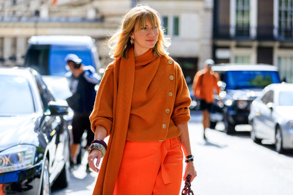 leather skirt, lisa aiken, orange skirt, orange sweater, fashion week, frenchystyle, FW, jonathan paciullo, street style, LFW, LONDON, SPRING SUMMER 2019, SS 19, atmosphere details, horizontal, detail