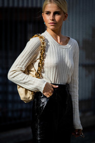 white pullover, white leather bag, golden chain strap bag, shoulder bag, big chain strap bag, bottega veneta bag, polish pants, black pants, black polish pants, philosophy pants, golden ring, caro daur, street style, jonathan paciullo, FW, frenchystyle, fashion week, MFW, MILAN, SPRING SUMMER 2021, SS 21, vertical, detail