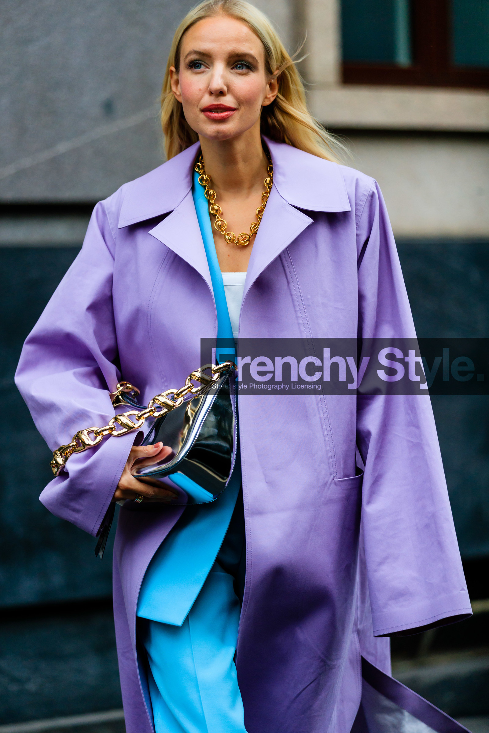 bottega veneta bag, lilac trenchcoat, purple trenchcoat, light blue jacket, light blue pants, light blue suits, golden necklace, golden strap bag, big chain strap bag, silvered bag, mirror bag, leonie hanne, street style, jonathan paciullo, FW, frenchystyle, fashion week, MFW, MILAN, SPRING SUMMER 2021, SS 21, vertical, detail