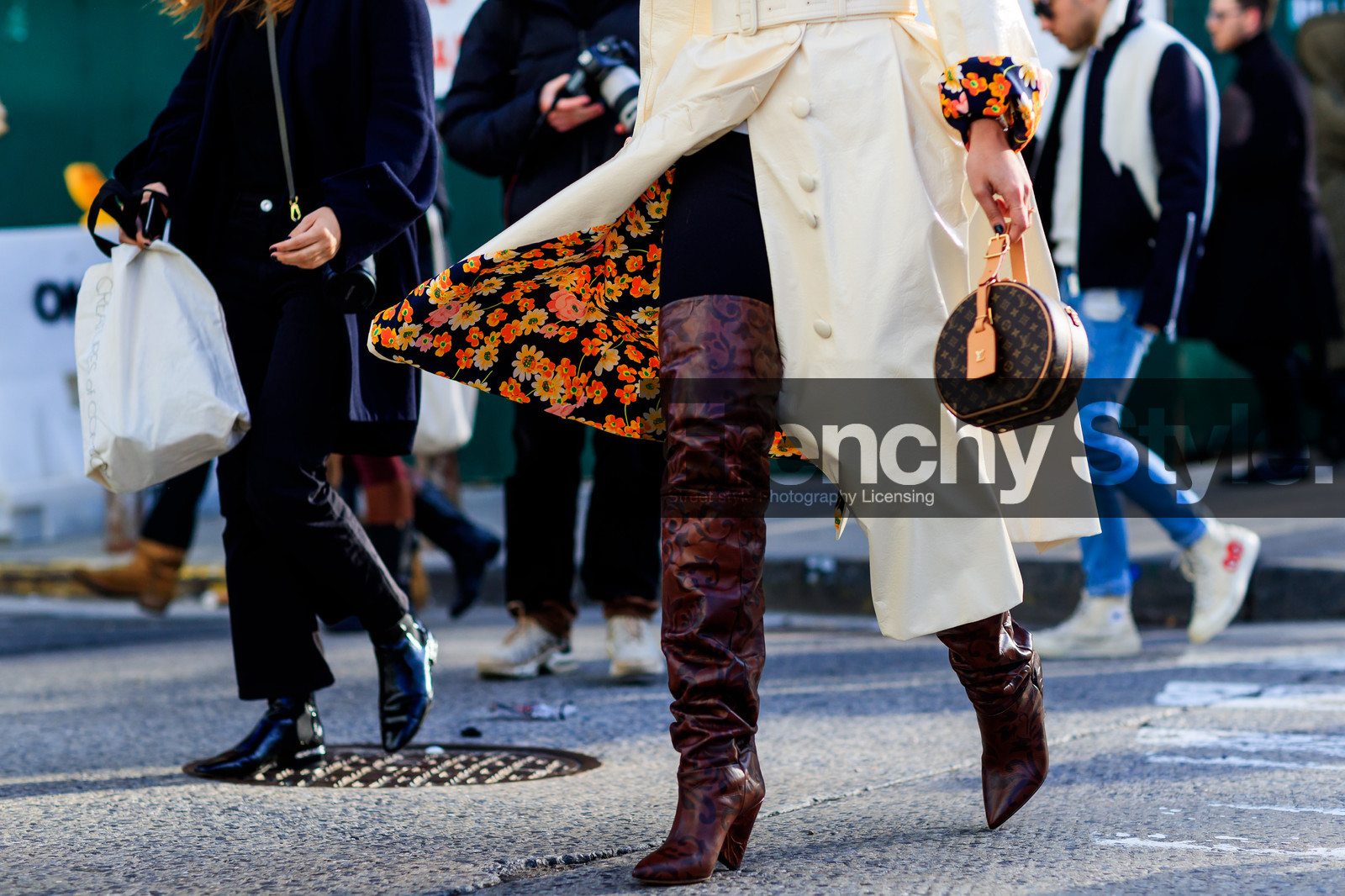 bordeaux, brown bag, burgundy, floral, flowers, graphic bag, high boots, high heels, leather bag, leather shoes, louis vuitton, monogram, printed bag, red boots, trench coat, white coat, street style, jonathan paciullo, FW, frenchystyle, fashion week, NYFW, NEW YORK, AUTUMN WINTER 2018-2019, AW 18-19, FALL WINTER 2018-2019, FW 18-19, atmosphere details, horizontal, detail, kim cam, kim jones