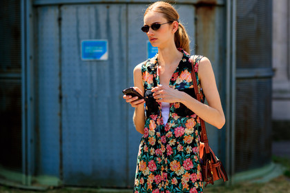 floral, flowers, graphic dress, leather bag, multicolor dress, printed dress, sunglasses, fashion week, frenchystyle, FW, jonathan paciullo, street style, PFW, PARIS, horizontal, atmosphere details, detail, model, AUTUMN WINTER 2018-2019, FALL WINTER 2018-2019, FW 18-19