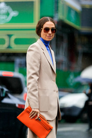 julia restoin roitfeld, erika boldrin, light beige jacket, orange leather clutch, hermes clutch, bottega veneta sunglasses, metalic frame sunglasses, aviator sunglasses, geometric shape glasses, blue pullover, turtleneck pullover, fashion week, frenchystyle, FW, jonathan paciullo, street style, PFW, PARIS, vertical, atmosphere details, detail
