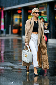 caro daur, beige trench coat, beige jacket, layered jacket, black sunglasses, butterfly sunglasses, bottega veneta sunglasses, white jeans, white leather bag, denim, cropped jeans, black leather shoes, quilted bag, quilted shoes, hand bag, square shape bag, golden shoes, high heels shoes, bottega veneta shoes, black top, cropped top, fashion week, frenchystyle, FW, jonathan paciullo, street style, PFW, PARIS, vertical, full length