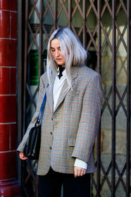 beige jacket, black bag, black pants, blazer, checked, graphic jacket, houndstooth pattern, leather bag, plaid, printed jacket, trousers, white shirt, fashion week, frenchystyle, FW, jonathan paciullo, street style, LFW, LONDON, AUTUMN WINTER 2019-2020, AW 19-20, FW 19-20, FALL WINTER 2019-2020, vertical, atmosphere details, detail