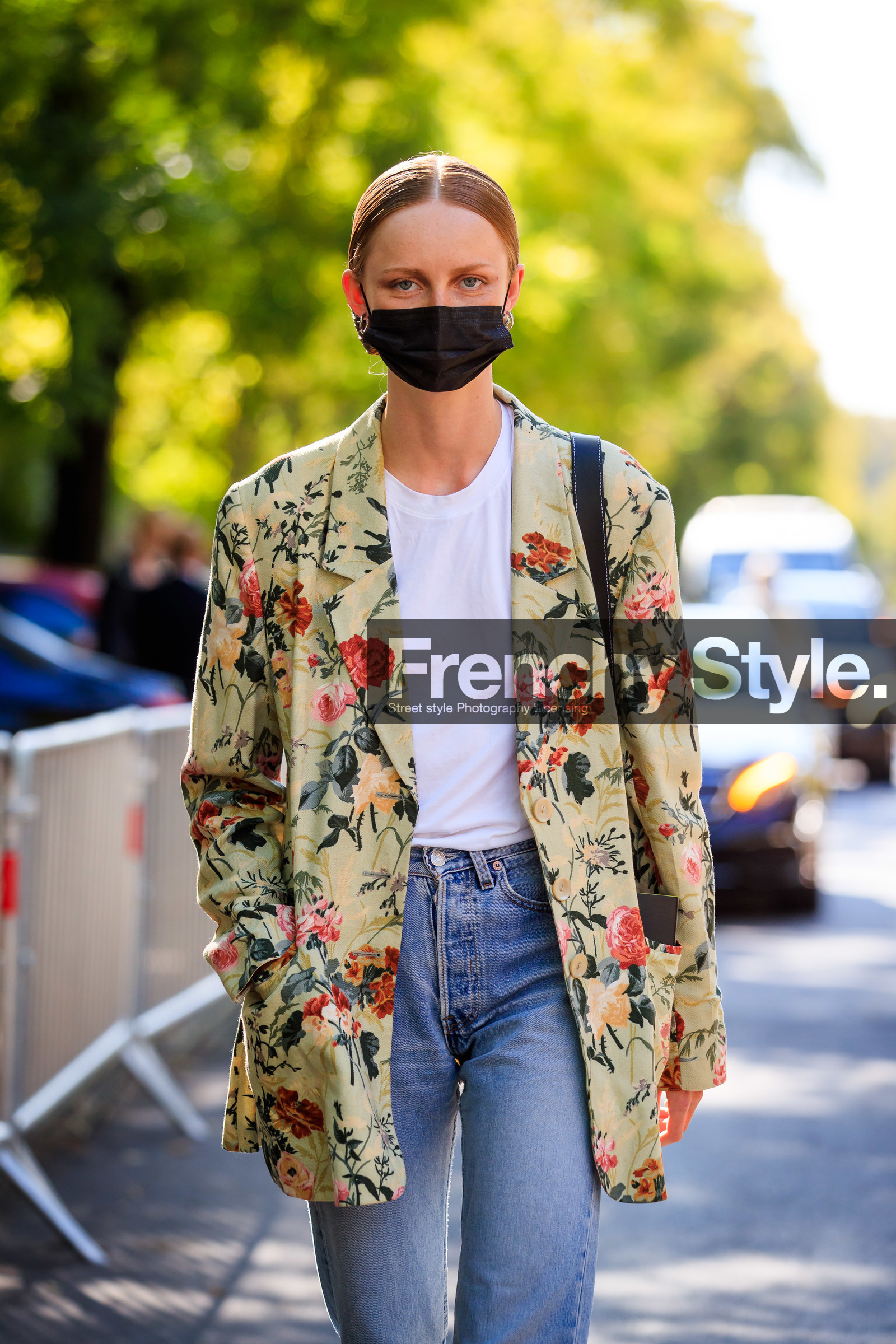 green jacket, floral print jacket, floral printed jacket, light blue jeans, covid face mask, rianne van rompaey, fashion week, frenchystyle, FW, jonathan paciullo, street style, MFW, MILAN, SPRING SUMMER 2021, SS 21, vertical, detail, model