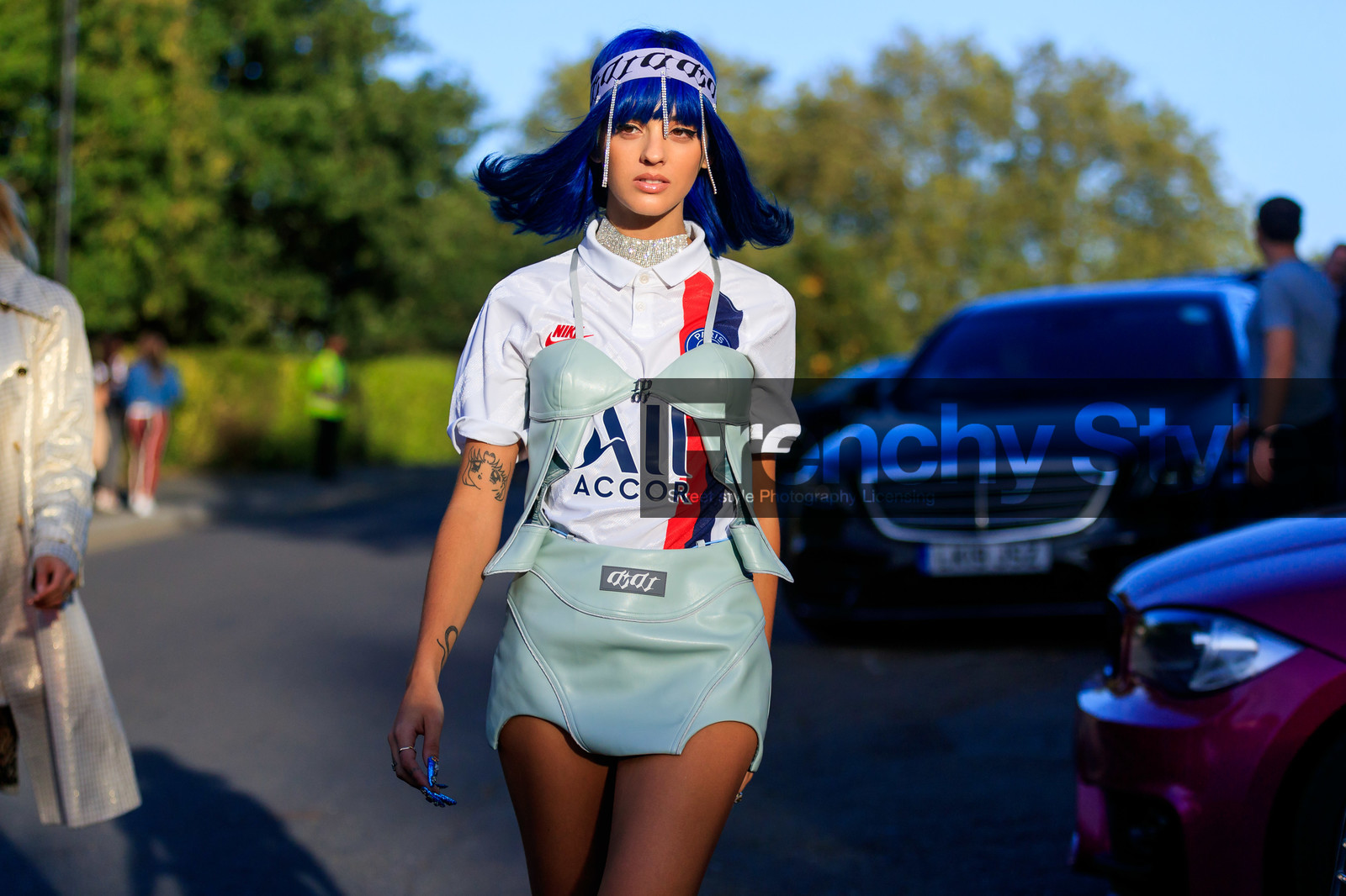 sita abellan, sportswear, sport t-shirt, football t-shirt, white t-shirt, printed t-shirt, navy blue hair, hair details, strassed headband, leather bra, leather skirt, light blue skirt, mini skirt, nails details, strassed nails, strassed chocker, big chocker, fashion week, frenchystyle, FW, jonathan paciullo, street style, atmosphere details, horizontal, detail
