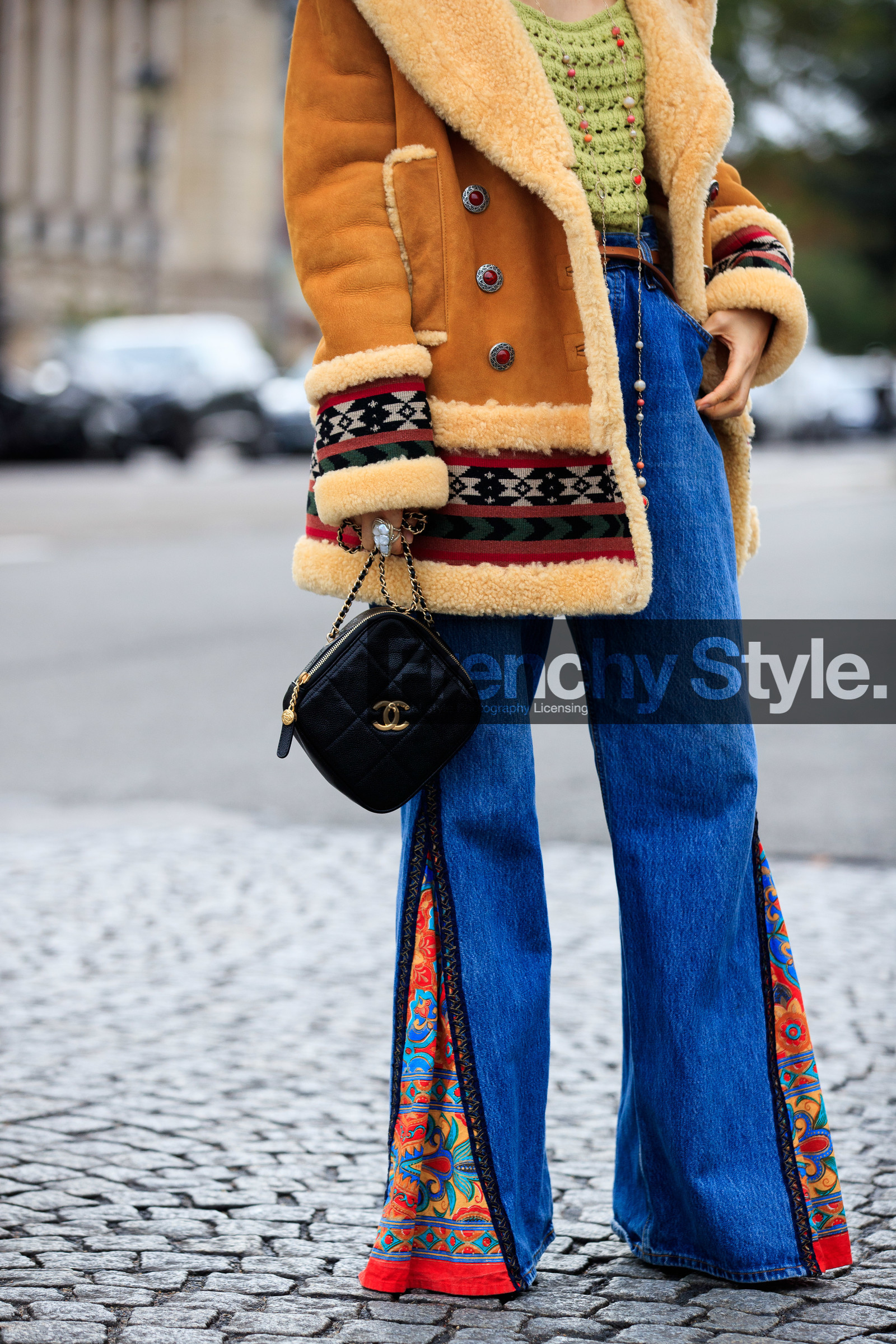 fiona kim, camel suede coat, camel coat, suede coat, fur coat, ethnic printed coat, ethnic printed jeans, flare jeans, patchwork coat, patchwork jeans, light green pullover, openwork pullover, black leather bag, box bag, zipped bag, square shape bag, quilted bag, denim, floral printed jeans, chanel bag, PARIS, PFW, fashion week, frenchystyle, FW, jonathan paciullo, street style, SPRING SUMMER 2021, SS 21, vertical, atmosphere details, detail