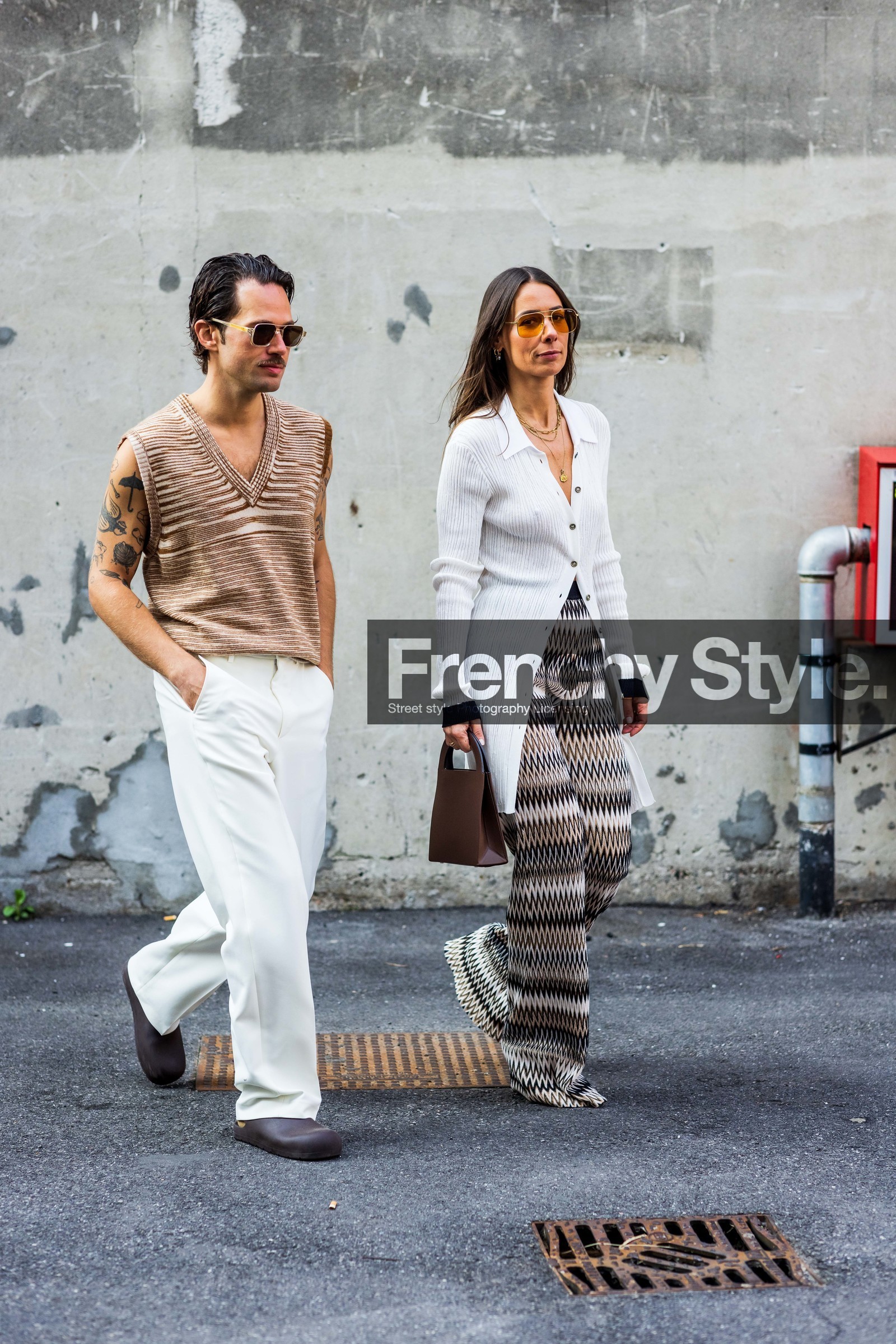 Alice Barbier, beige knit, beige pants, brown bag, brown clog, couple, duo, fluid pants, Jean-Sebastien Roques, knitted pants, leather bag, missoni look, orange sunglasses, printed pants, ribbed cardigan, sleveless knit, striped knit, sunglasses, white cardigan, white pants, v-neck knit, fashion week, frenchystyle, FW, jonathan paciullo, street style, MFW, MILAN, SPRING SUMMER 2022, SS 22, vertical, full length, menswear