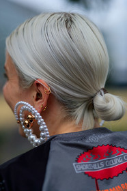 earring detail, pearl earrings, multi earrings, golden earrings, bun, dyed hair, hair details, big earrings, close up detail, fashion week, frenchystyle, FW, jonathan paciullo, street style, vertical, detail, atmosphere details