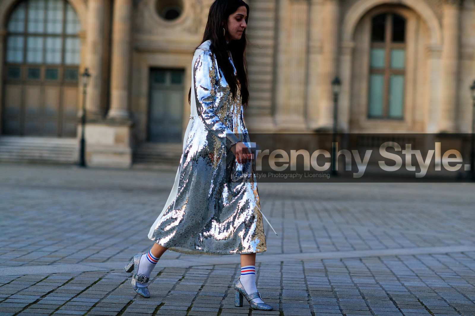 silvered dress, silvered shoes, sequins dress, glitter shoes, mary jane shoes, kitten heels shoes, white socks, striped socks, sportswear socks, long dress, long sleeves dress, fashion week, frenchystyle, FW, jonathan paciullo, street style, PFW, PARIS, horizontal, atmosphere details, full length