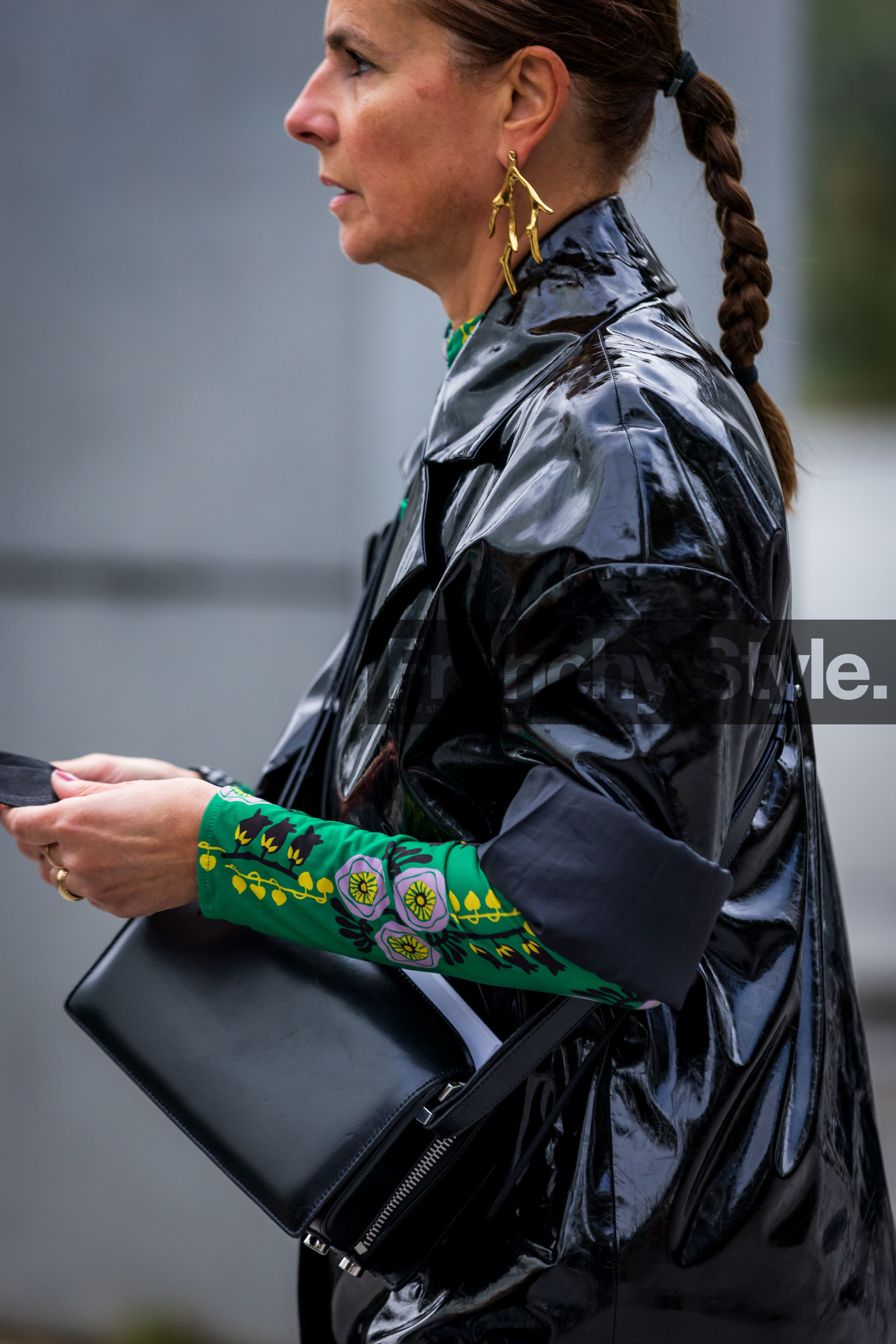 bag, black bag, crossbody bag, earrings, floral print, flower, gold earrings, green top, leather bag, printed top, trenchcoat, vinyl trenchcoat, fashion week, frenchystyle, FW, jonathan paciullo, street style, PFW, PARIS, SPRING SUMMER 2022, SS 22, vertical, atmosphere details