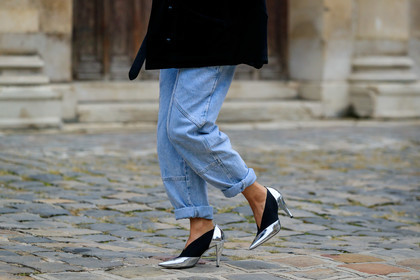 light blue jeans, isabel marant pants, multi pocket jeans, cropped jeans, silvered shoes, black shoes, high heels shoes, sharp end shoes, mirror shoes, fashion week, frenchystyle, FW, jonathan paciullo, street style, PFW, PARIS, SPRING SUMMER 2020, SS 20, horizontal, atmosphere details, detail