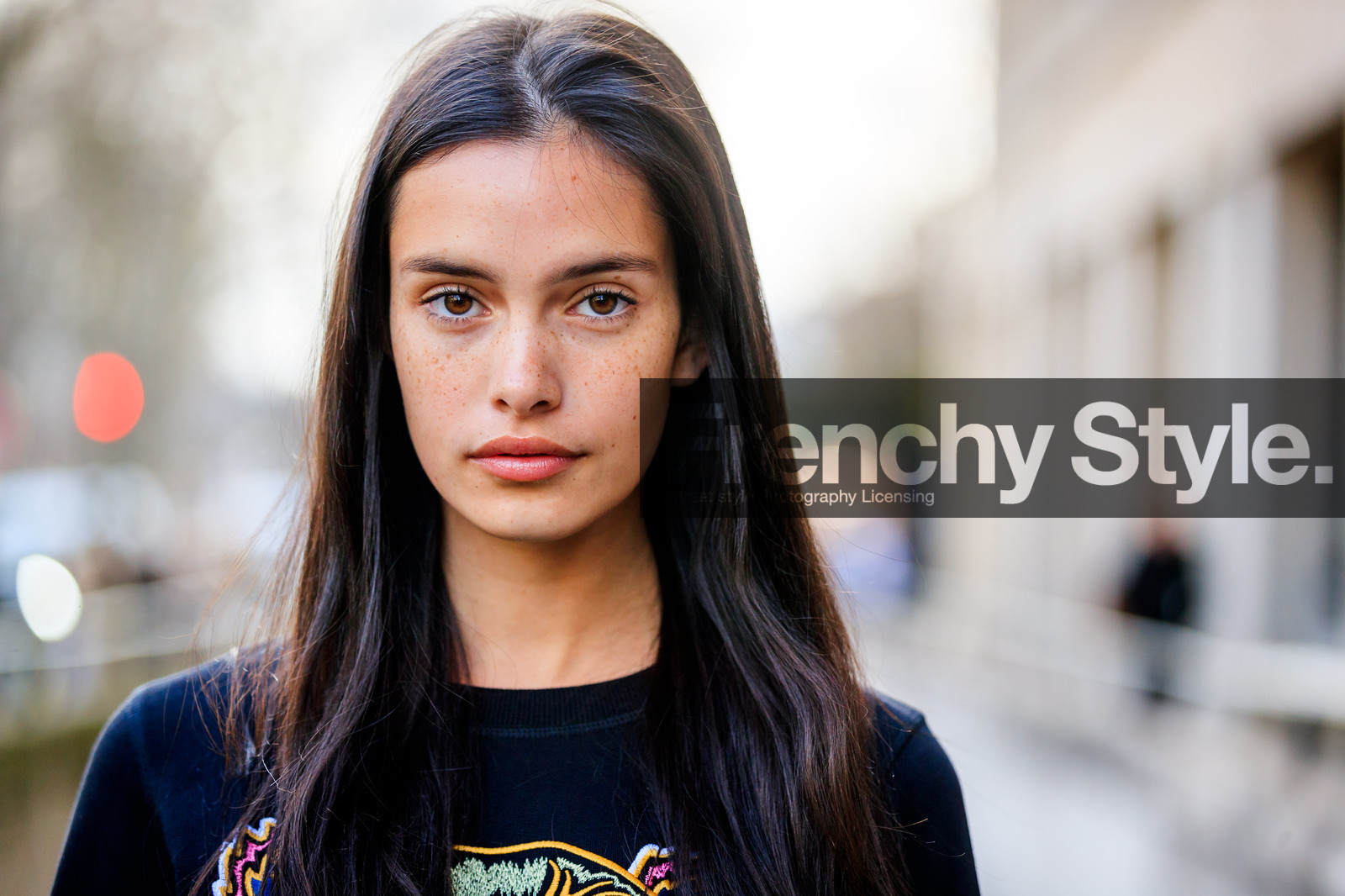 atmosphere details, AUTUMN WINTER 2017-2018, AW 17-18, beauty, black sweater, detail, eyeliner, FALL WINTER 2017-2018, fashion week, frenchystyle, FW, FW 17-18, horizontal, jonathan paciullo, kenzo, long hair, model, natural, PARIS, PFW, portrait, printed sweater, street style, zoe barnard