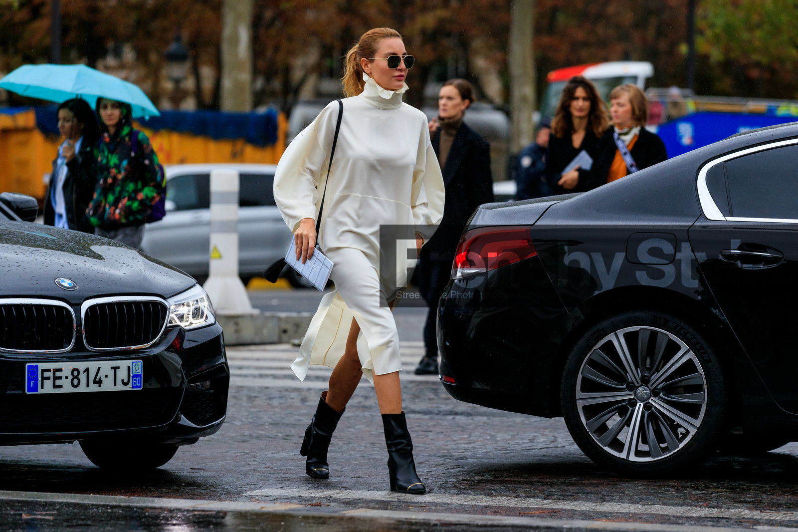 ece sukan, black leather boots, high heels boots, low boots, white dress, long dress, long sleeves dress, high collar dress, ruffle dress, black bag, box bag, aviator sunglasses, metalic frame sunglasses, split dress, silk dress, PARIS, PFW, SPRING SUMMER 2020, SS 20, fashion week, frenchystyle, FW, jonathan paciullo, street style, horizontal, atmosphere details, full length