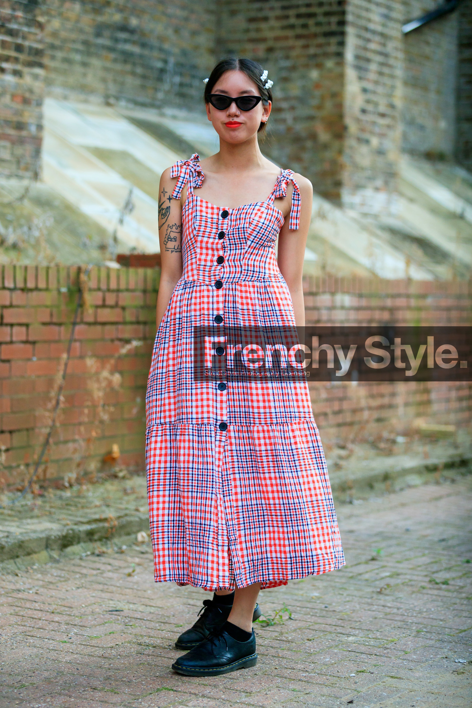 hair clip, hair details, pearl hair clip, butterfly sunglasses, button dress, black sunglasses, checked dress, long dress, red dress, navy blue dress, sleeveless dress, knot details, doc marteens shoes, laced shoes, black leather shoes, fashion week, frenchystyle, FW, jonathan paciullo, street style, vertical, full length